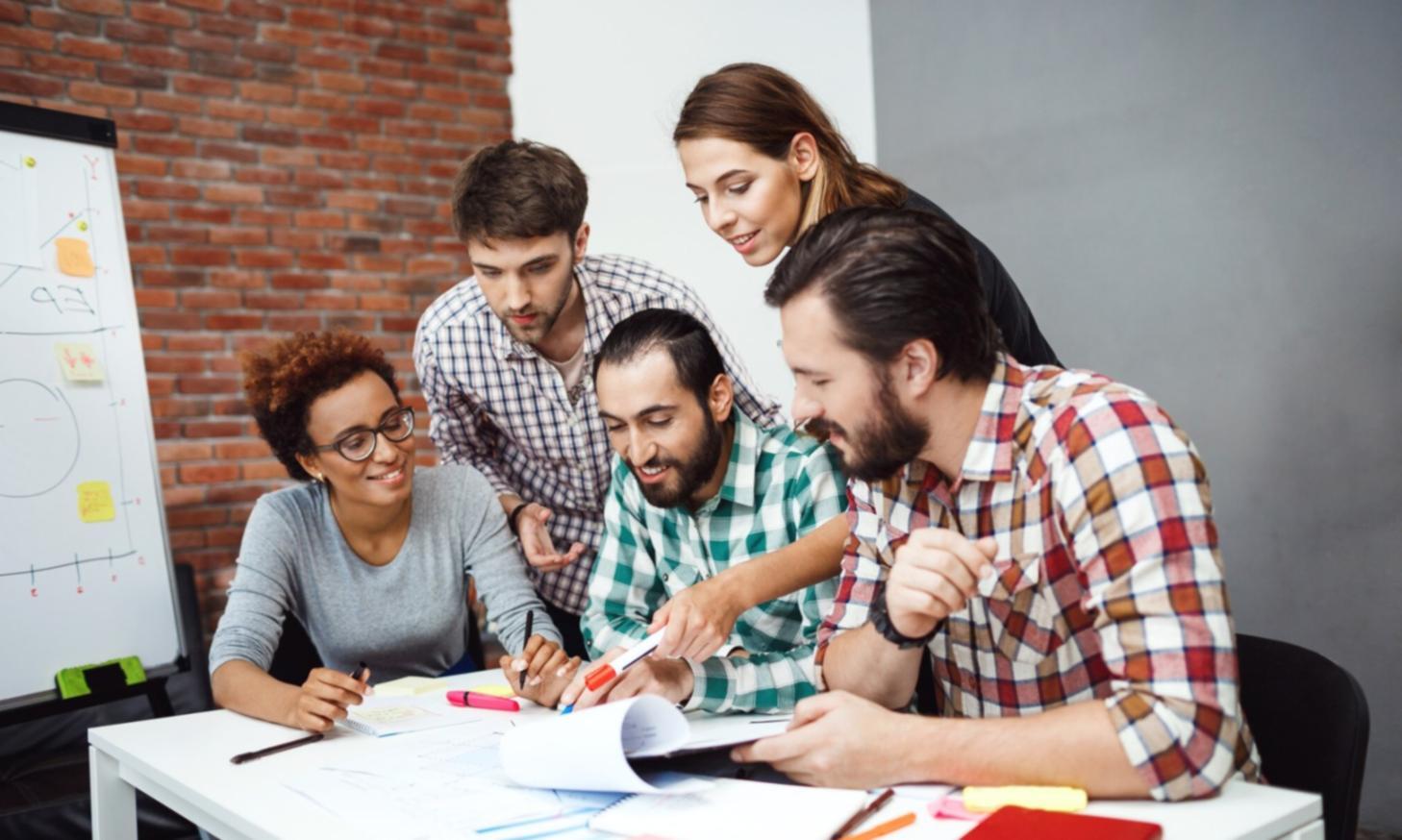 Professionelle Finanzberatung in modernem Büro